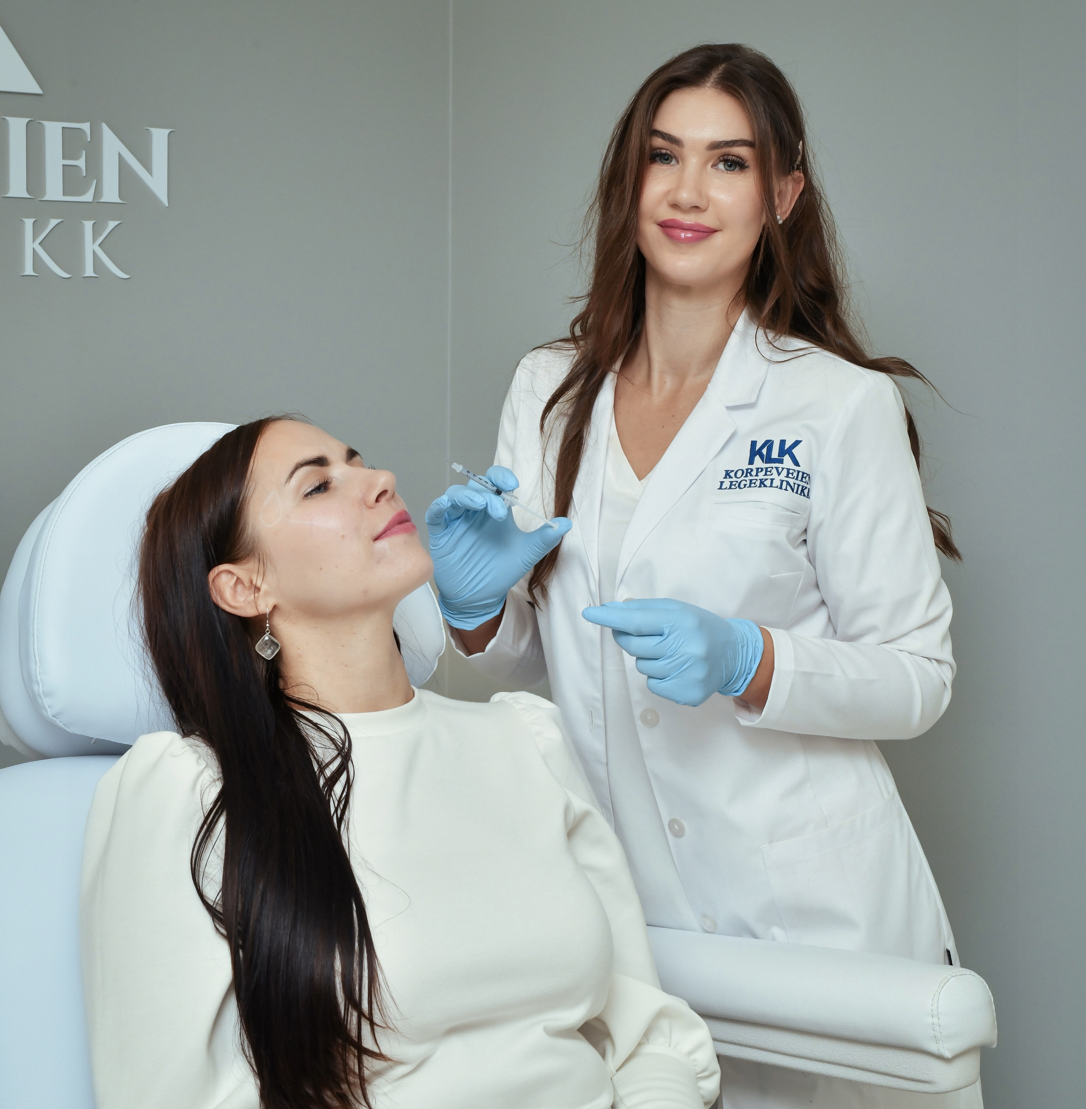 Lege utfører behandling hos Korpeveien Legeklinikk