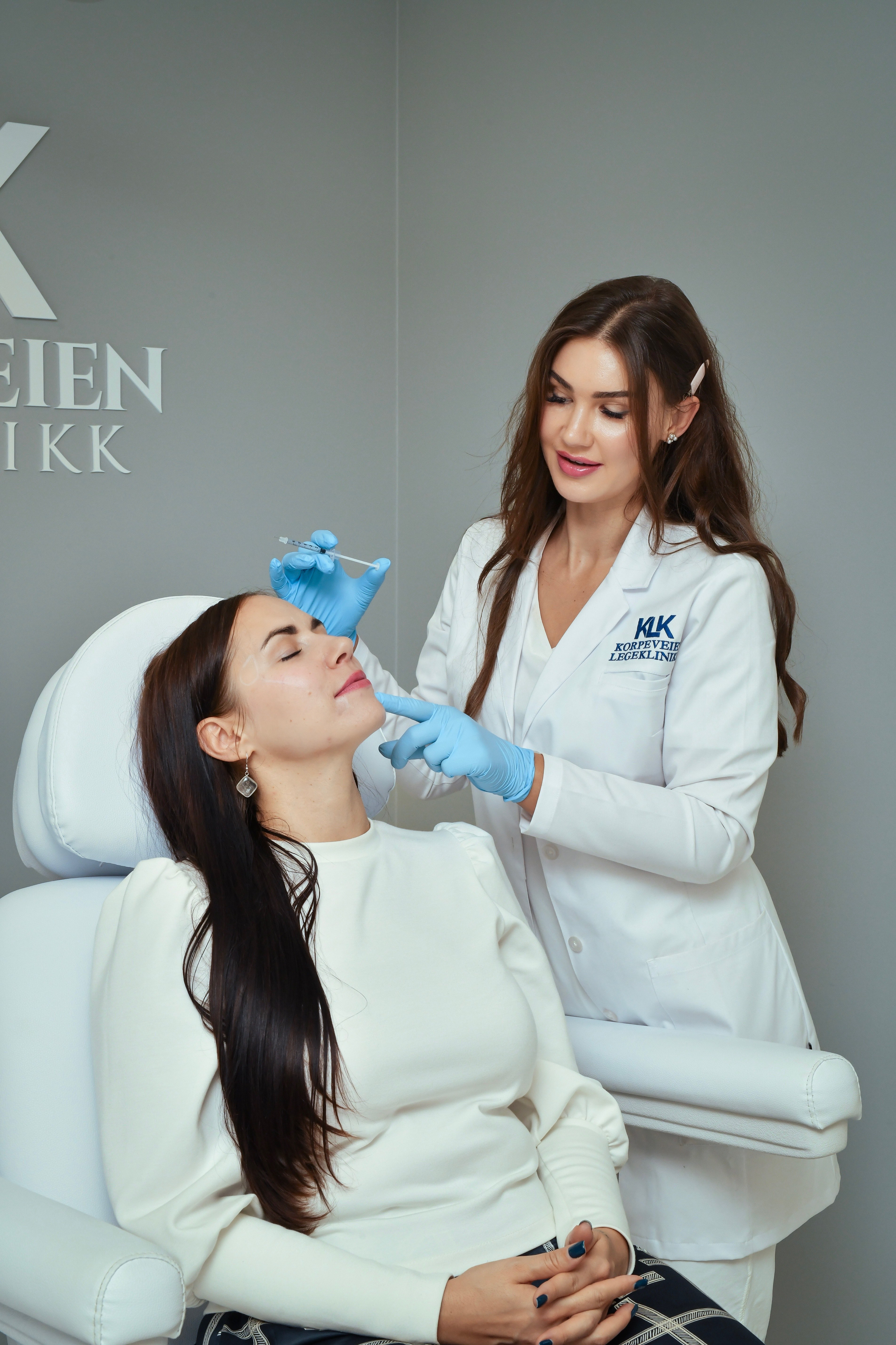 Behandling utføres av lege på klinikken